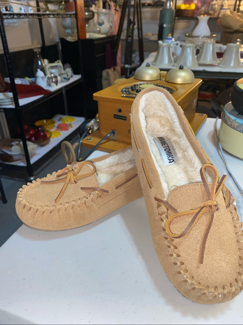 MINNETONKA PILE LINED Women’s HARDSOLE SLIPPERS COLOR TAN SIZE 8W